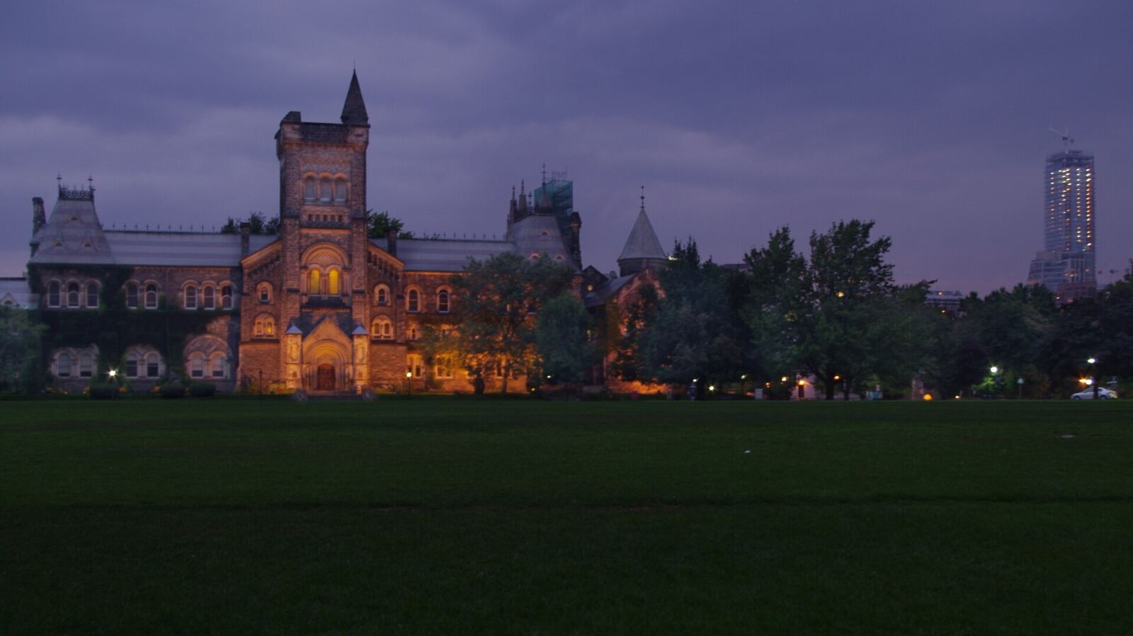 夕暮れの St. George キャンパス。芝生の向こうに University College